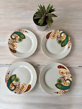 Decorative Ceramic Plates in a Paisley Floral Pattern. Set of 4